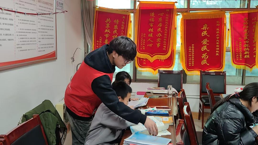 鼓楼街道鸳鸯湖社区：“七彩课堂”点亮寒假，托管服务暖民心