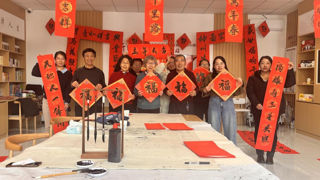 崇文路街道学院社区开展“翰墨迎新春·福联暖万家”送春联文化惠民活动