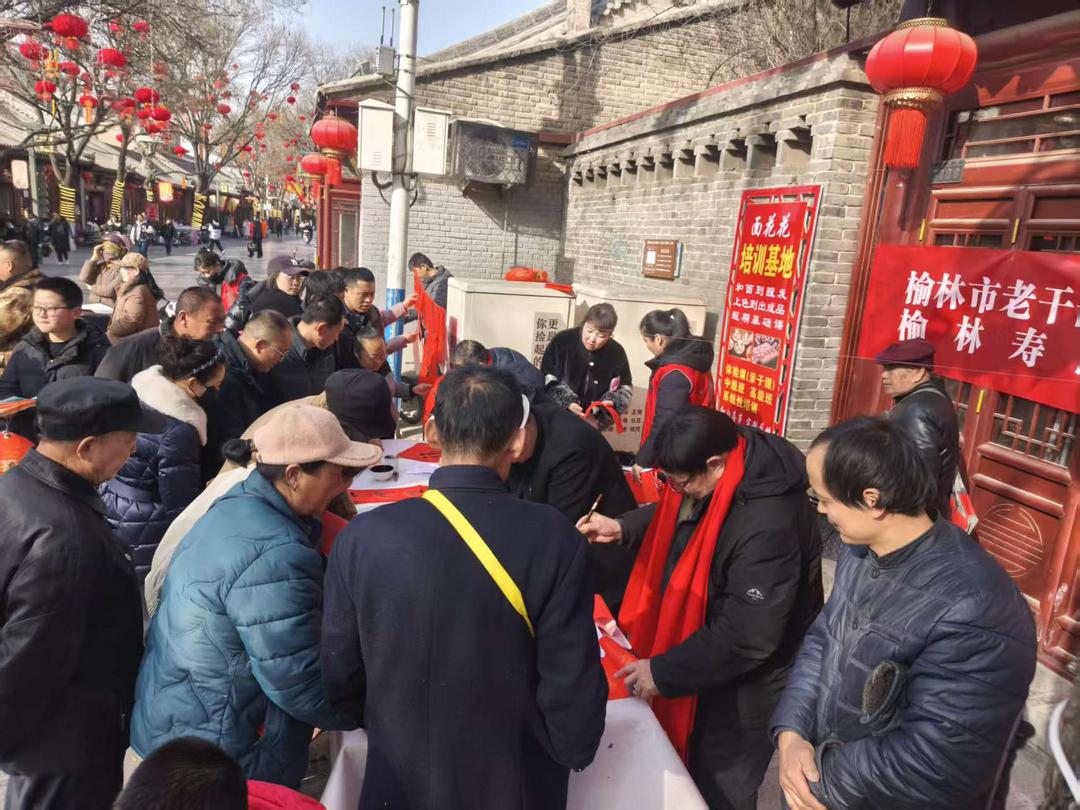 舞台旁书法区写春联福字