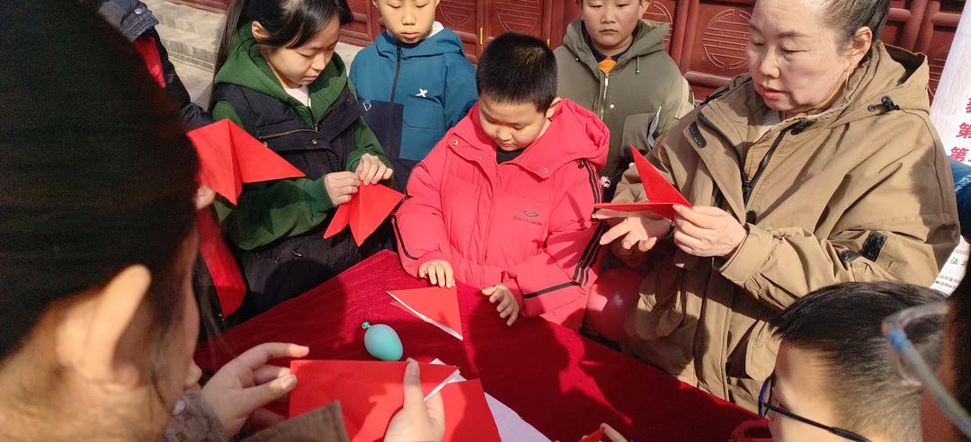 榆林非遗传承人曹红霞现场指导剪纸