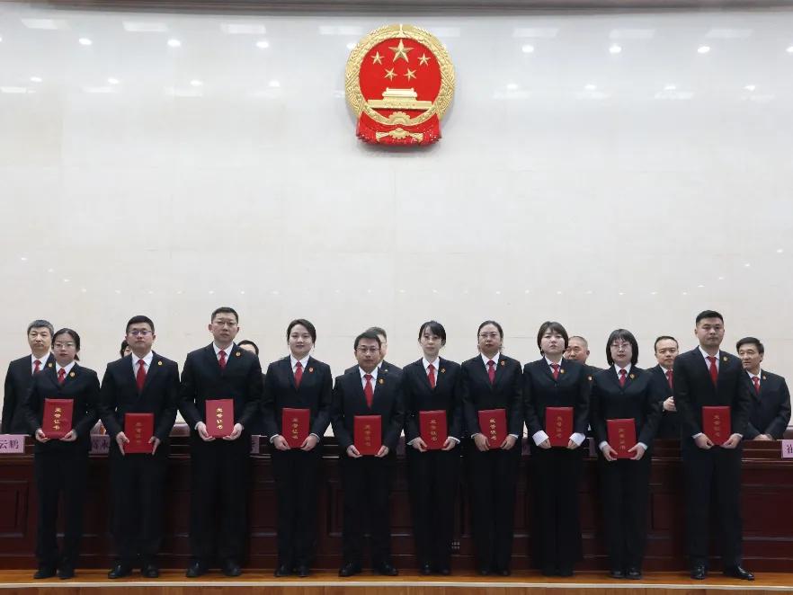 为年度工作成绩突出的个人代表颁发奖牌、荣誉证书