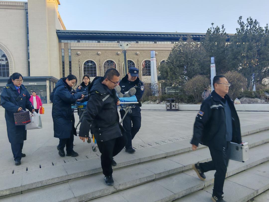 旅客候车突发晕厥，延安铁警紧急救助！