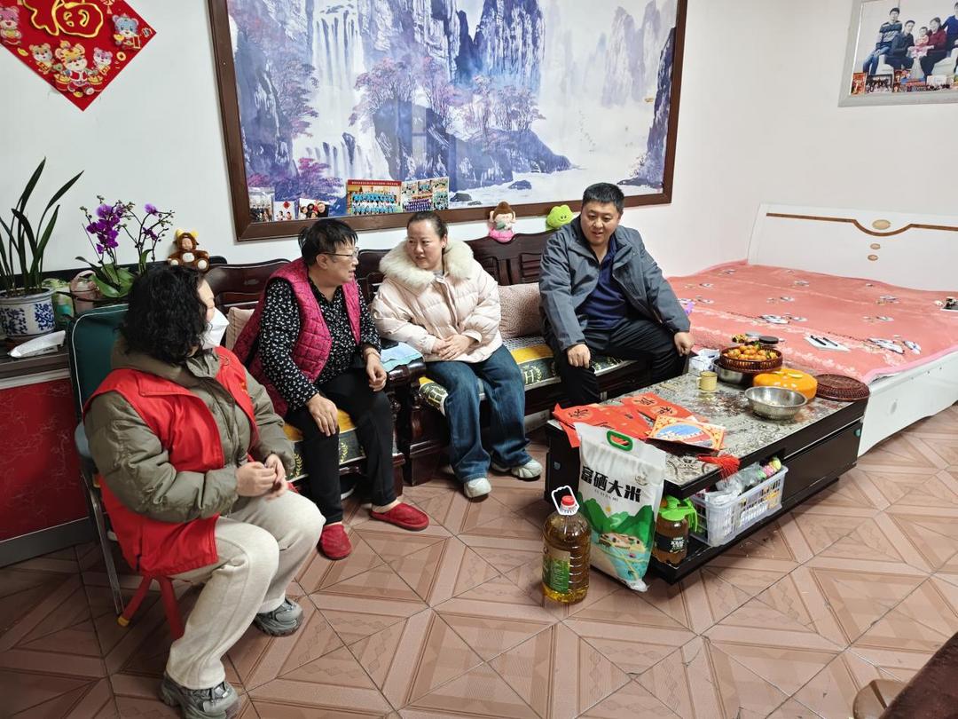 情系群众，暖心慰问。