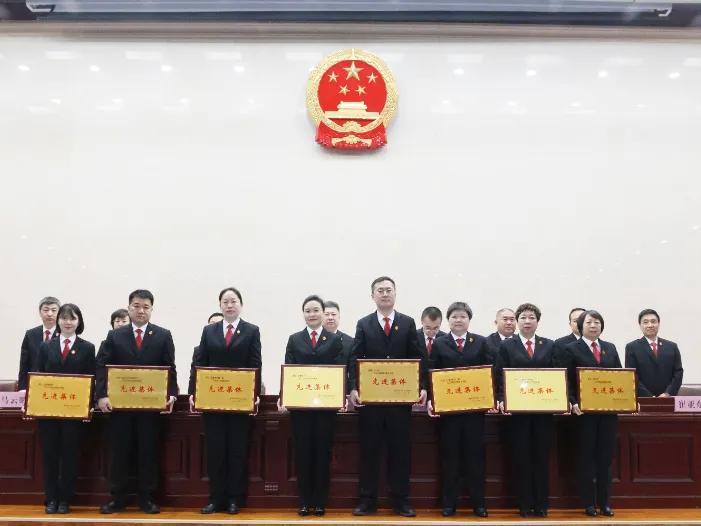 为年度工作成绩突出的集体颁发奖牌、荣誉证书