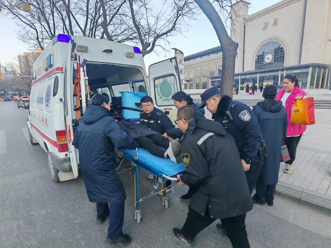旅客候车突发晕厥，延安铁警紧急救助！