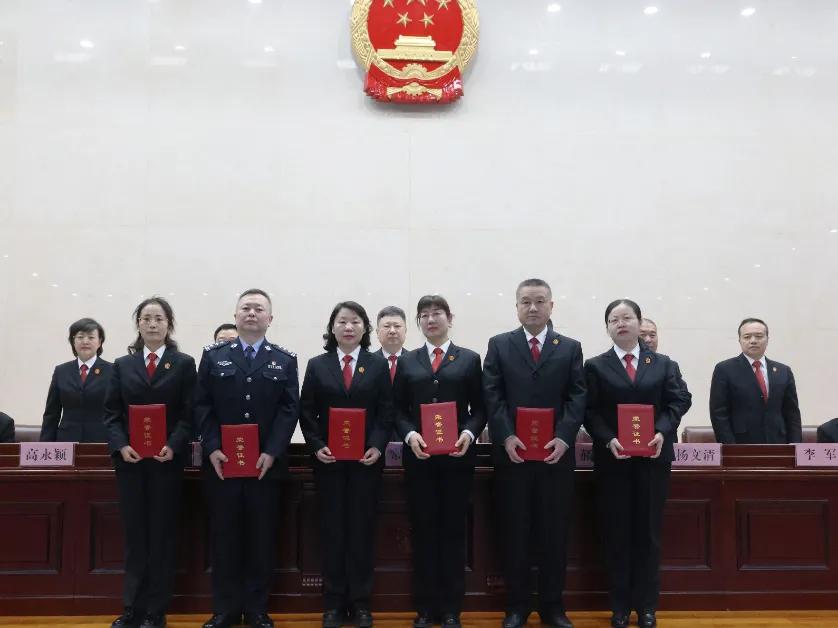 为年度工作成绩突出的个人代表颁发奖牌、荣誉证书