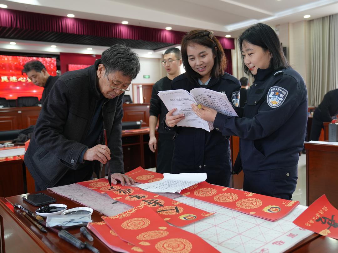 绥德公安举办“笔墨传情送祝福 警民连心贺新春”写春联送祝福活动
