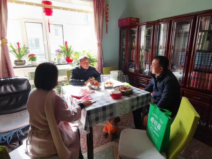 杜峰一行登门看望慰问市级离退休老干部