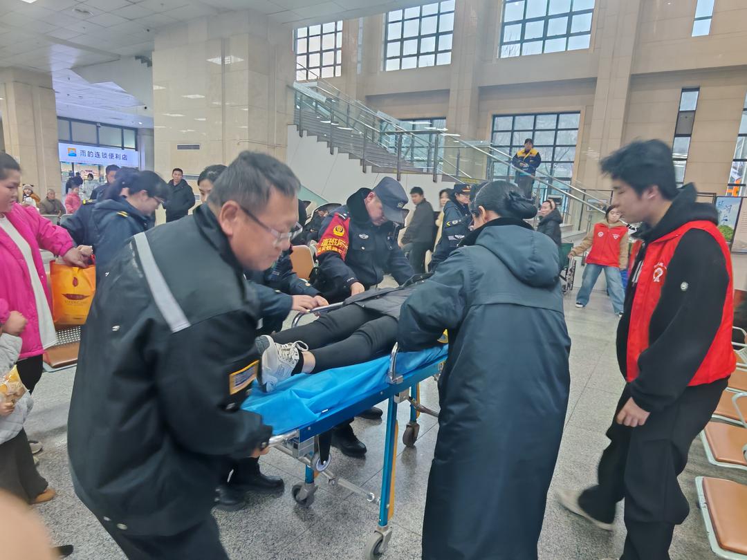 旅客候车突发晕厥，延安铁警紧急救助！
