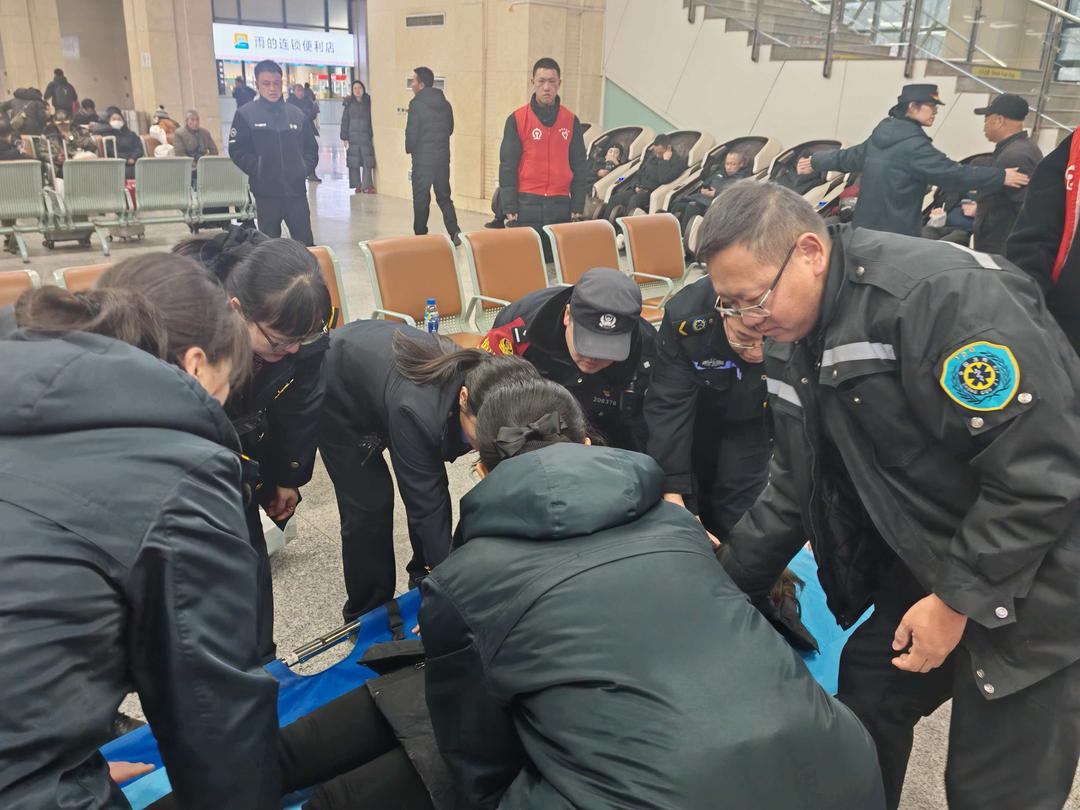 旅客候车突发晕厥，延安铁警紧急救助！