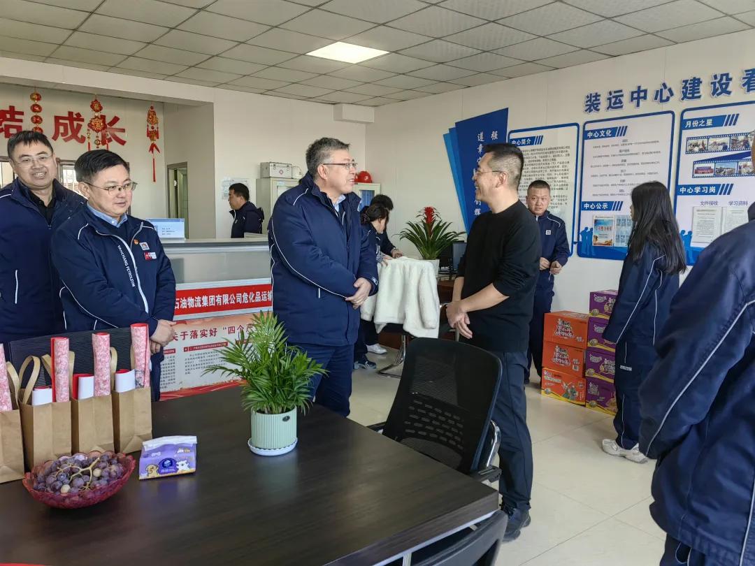 2月13日,榆林炼油厂相关负责人一行前往危化品运输分公司榆林装运中心开展节前走访慰问
