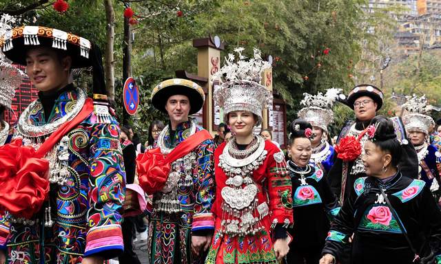 千户苗寨春意暖 跨国有囍情定马年新春—— 正月初三“西江有囍”上演中外良缘，非遗婚俗焕发国际浪漫