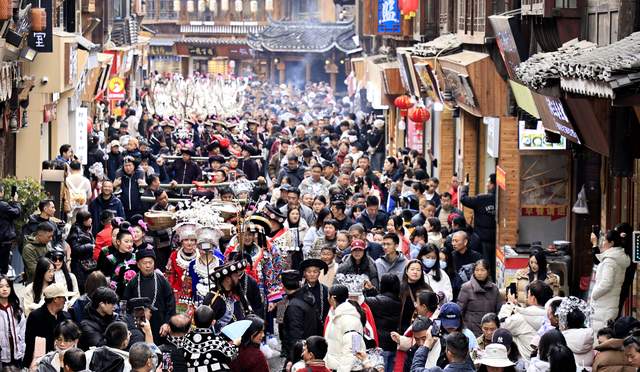 千户苗寨春意暖 跨国有囍情定马年新春—— 正月初三“西江有囍”上演中外良缘，非遗婚俗焕发国际浪漫