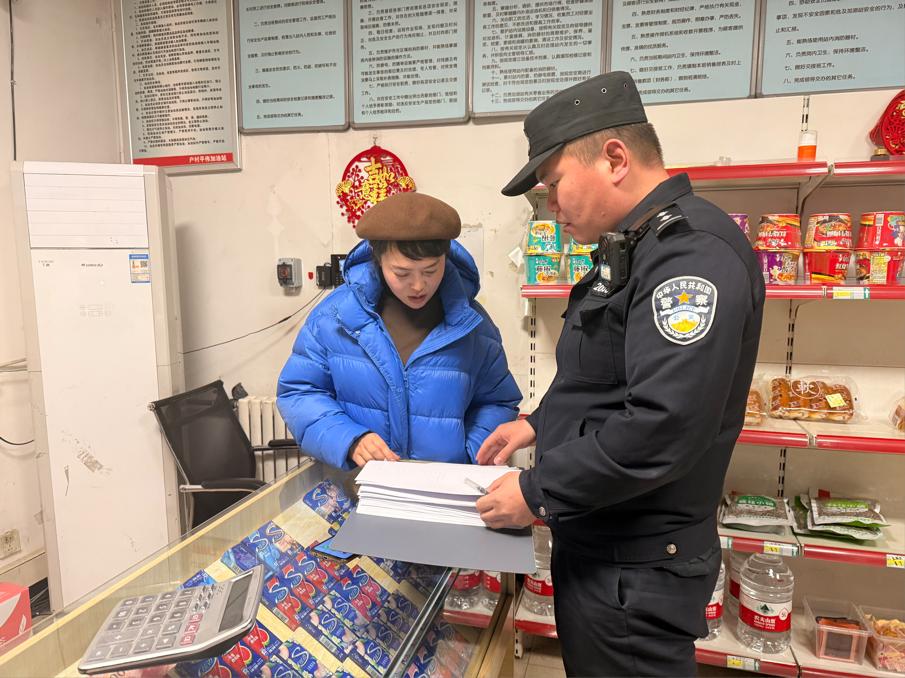 黄陵站派出所：法治宣传进油站，平安守护筑防线