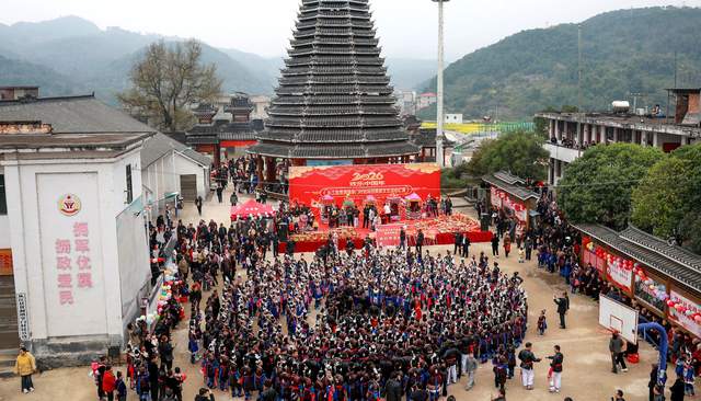 千根银饰映春色 一曲侗歌认旧邻——从江宰门村260余名外嫁姑妈正月初六盛装回娘家