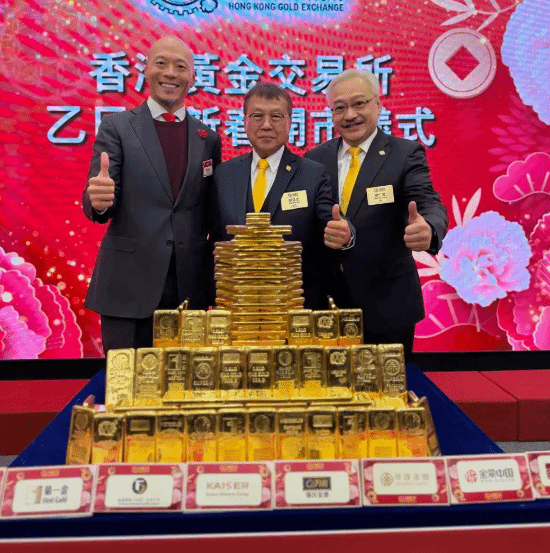 香港黄金交易所展出近1吨金条银条 金山银山具象化！