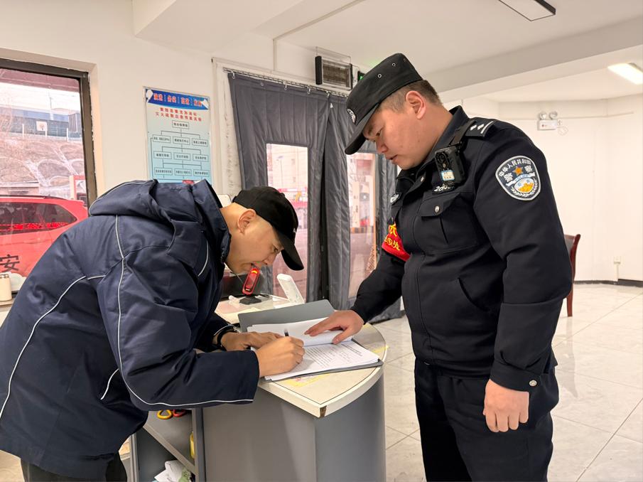 黄陵站派出所:法治宣传进油站,平安守护筑防线 黄陵站派出所:法治宣传进油站,平安守护筑防线