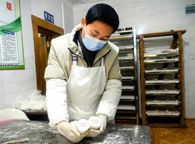 思南花甜粑：把“马年祝福”压进粑体 一口非遗年味暖新春-图片1