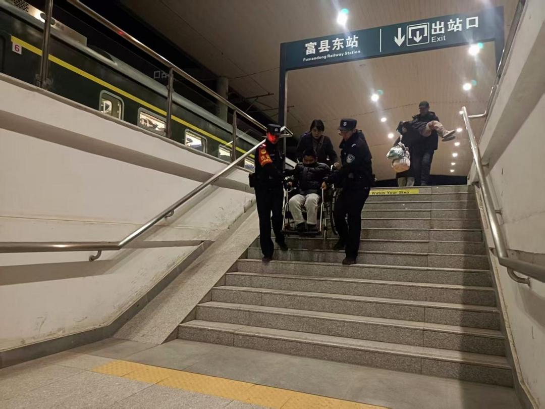 富县北站派出所多维护航 全力筑牢春运返程安全防线