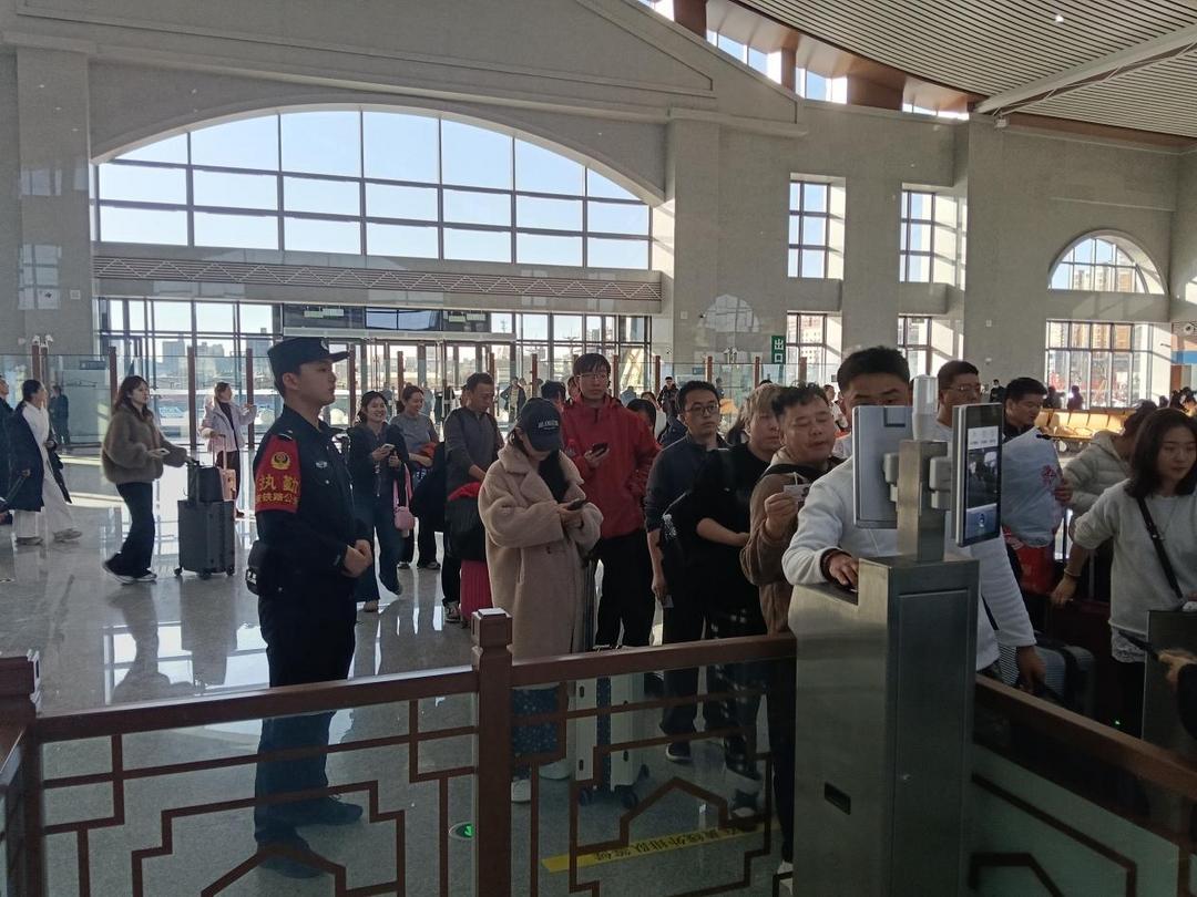 富县北站派出所多维护航 全力筑牢春运返程安全防线