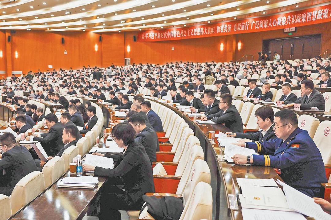 市政协委员认真聆听报告。记者刘继远摄