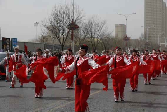 秧歌红火闹新春 藏蓝守护保平安
