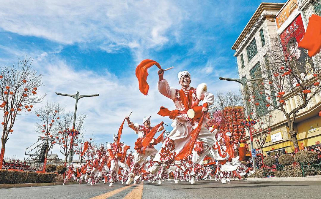 红绸飞舞贺新春。记者常旭峰摄