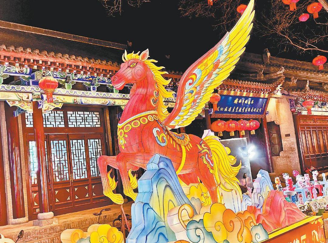 榆林老街骏马造型灯饰。记者李东洁摄