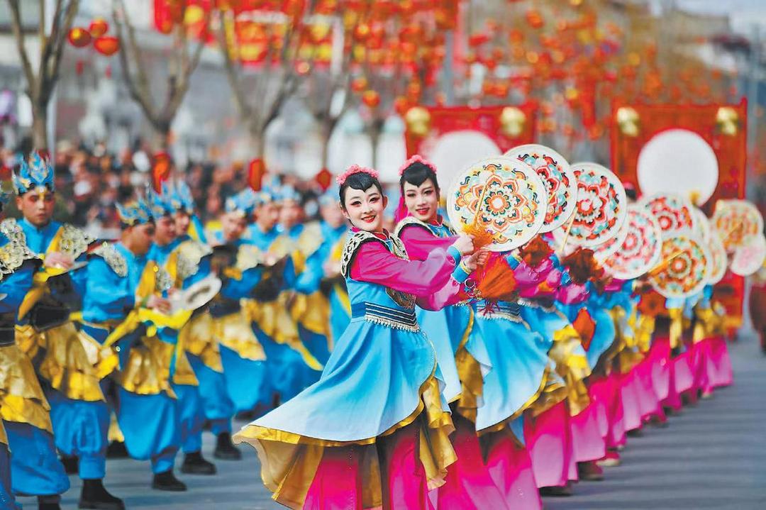 秧歌展演精彩纷呈。记者杨彬摄