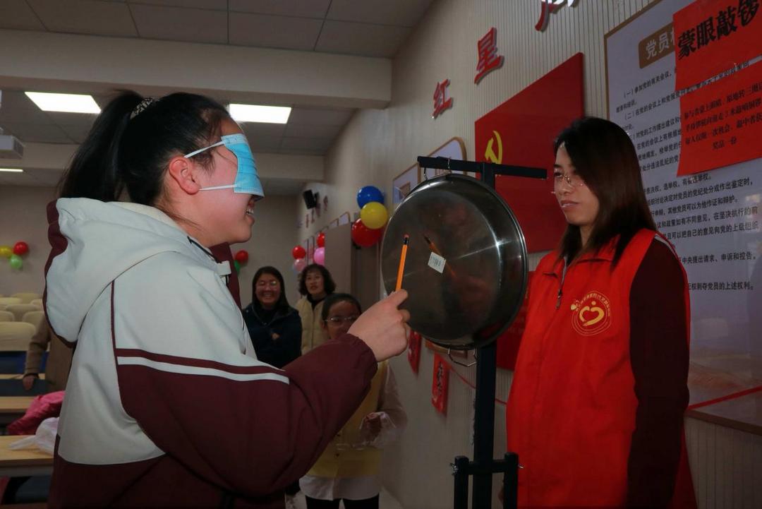 崇文路街道葡萄园社区联合日间照料中心开展“金马奔腾 璀璨元宵”主题活动