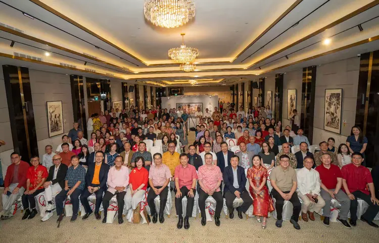 一群人站在室内

描述已自动生成