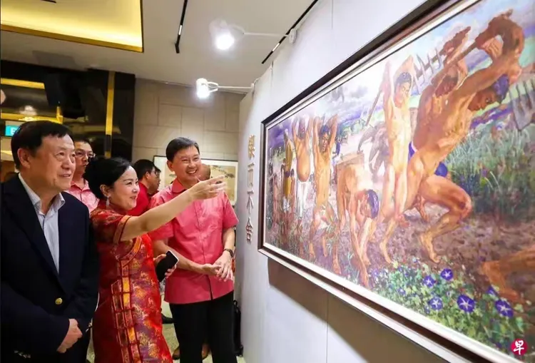 一些人站在室内

中度可信度描述已自动生成