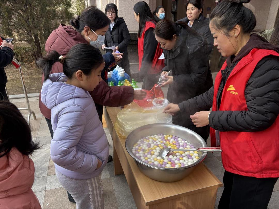 榆阳区沙河路街道桃李路社区举办“元宵喜乐会 灯谜伴汤圆”活动