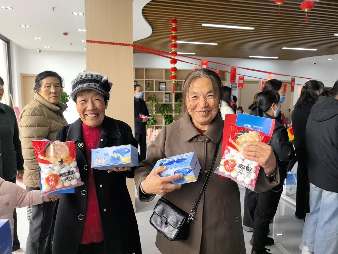 居民巧解灯谜,开心兑奖特写