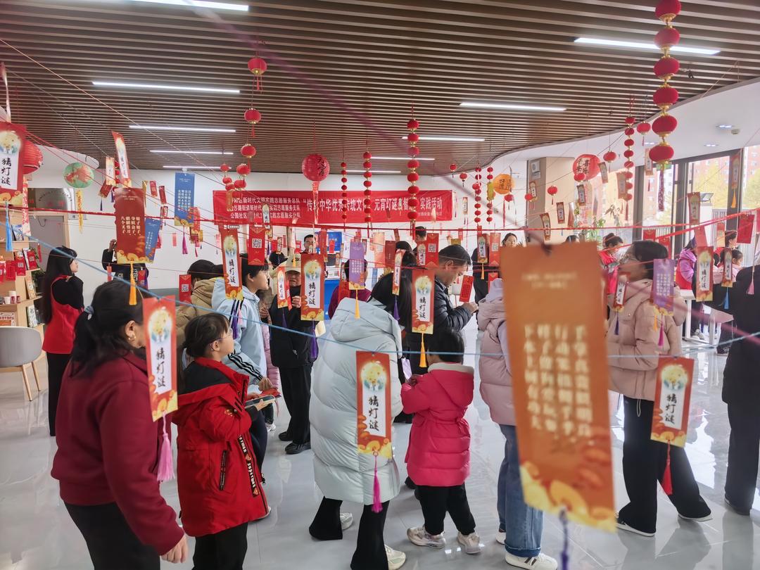活动现场挂满五彩灯谜与红灯笼,居民穿梭其间参与竞猜,节日氛围浓厚