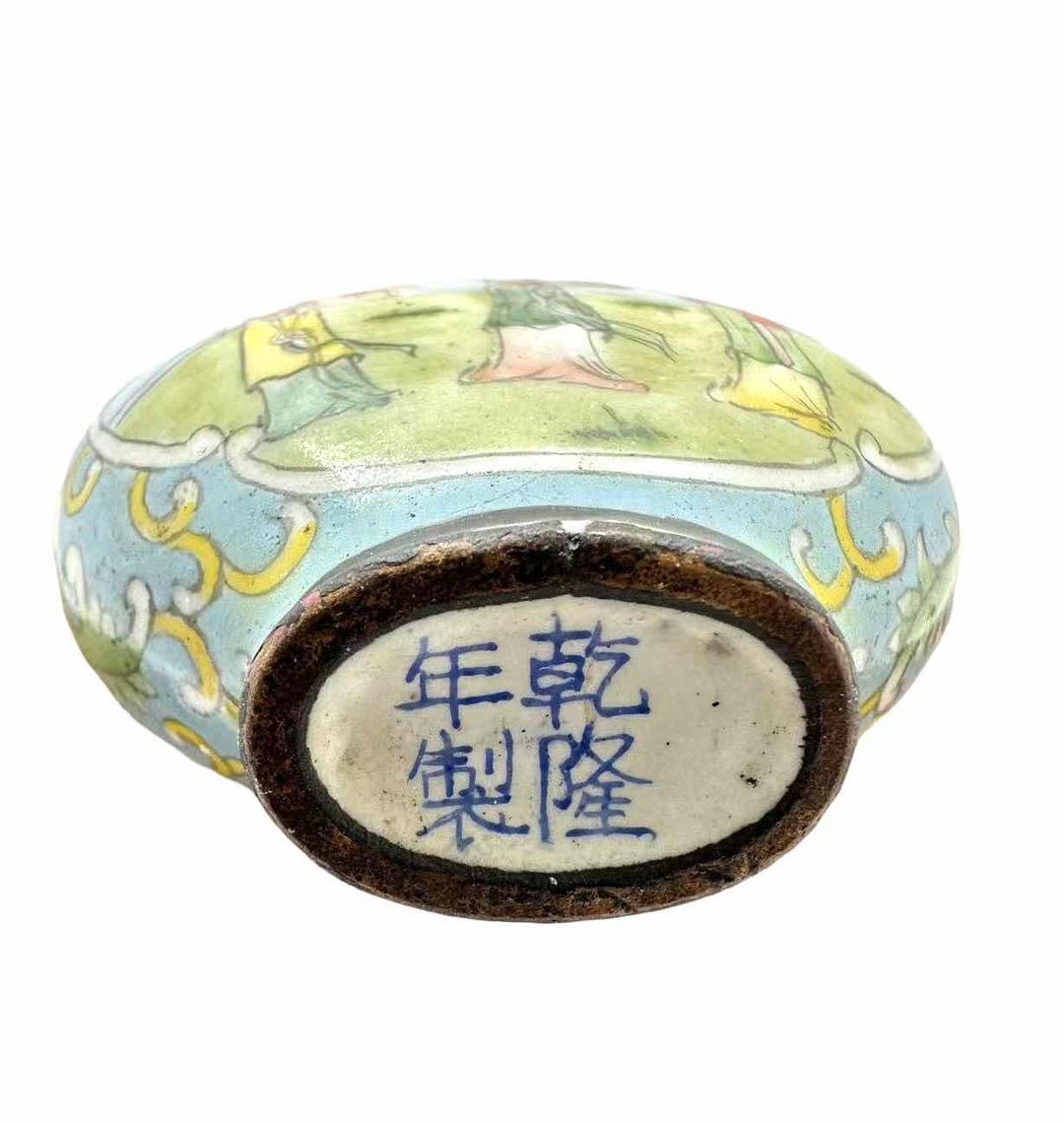 乾隆皇帝對廣州十三行匠人的工藝銅胎画琺琅鼻烟壶的特別鐘愛。｛董笙