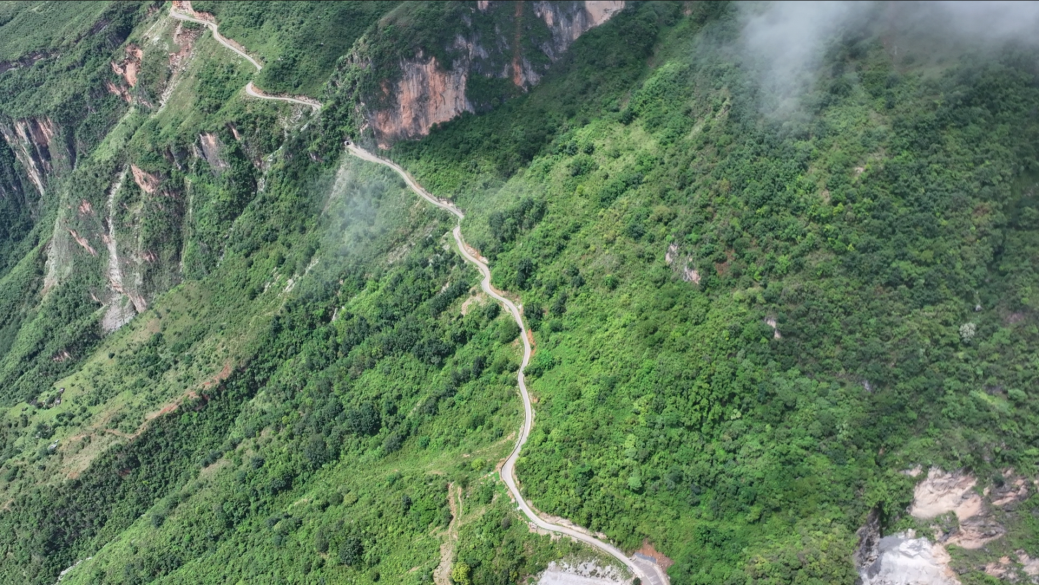 千年封闭的悬崖村正式与外界通路
