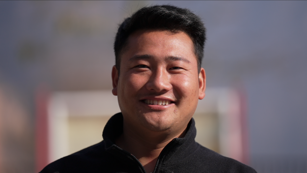 全国人大代表、阿布洛哈村支书吉列子日露出了微笑