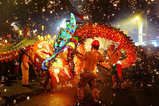 火树银花不夜天：台江元宵上演“勇敢者的游戏”，万人狂欢庆丰年