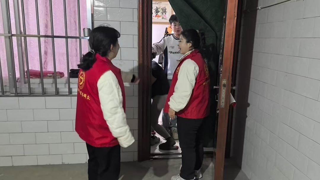 崇文路社区建立 “班子包片、干部包段、网格员包楼” 的精细化管控体系