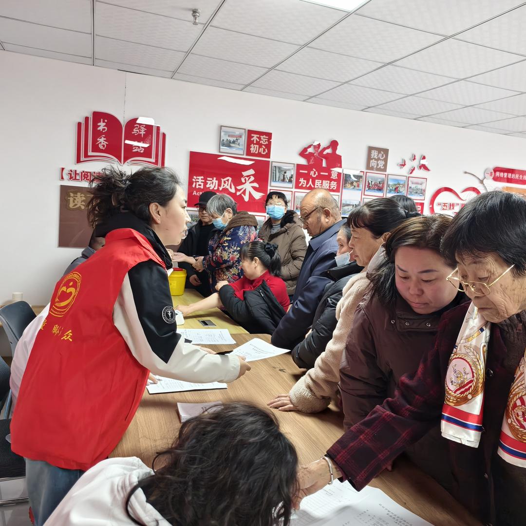 居民在医护人员与志愿者引导下有序进行健康登记与检查