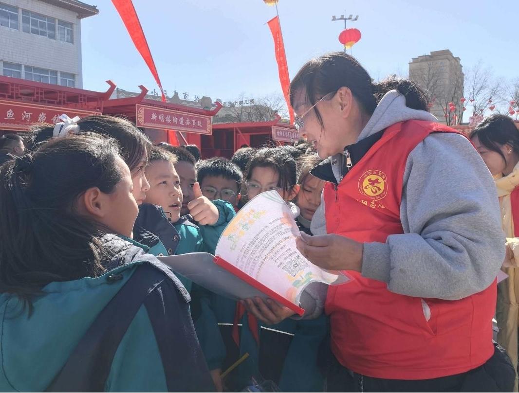榆阳区鼓楼街道鸳鸯湖社区：志愿大集暖春潮，七彩课堂育新人