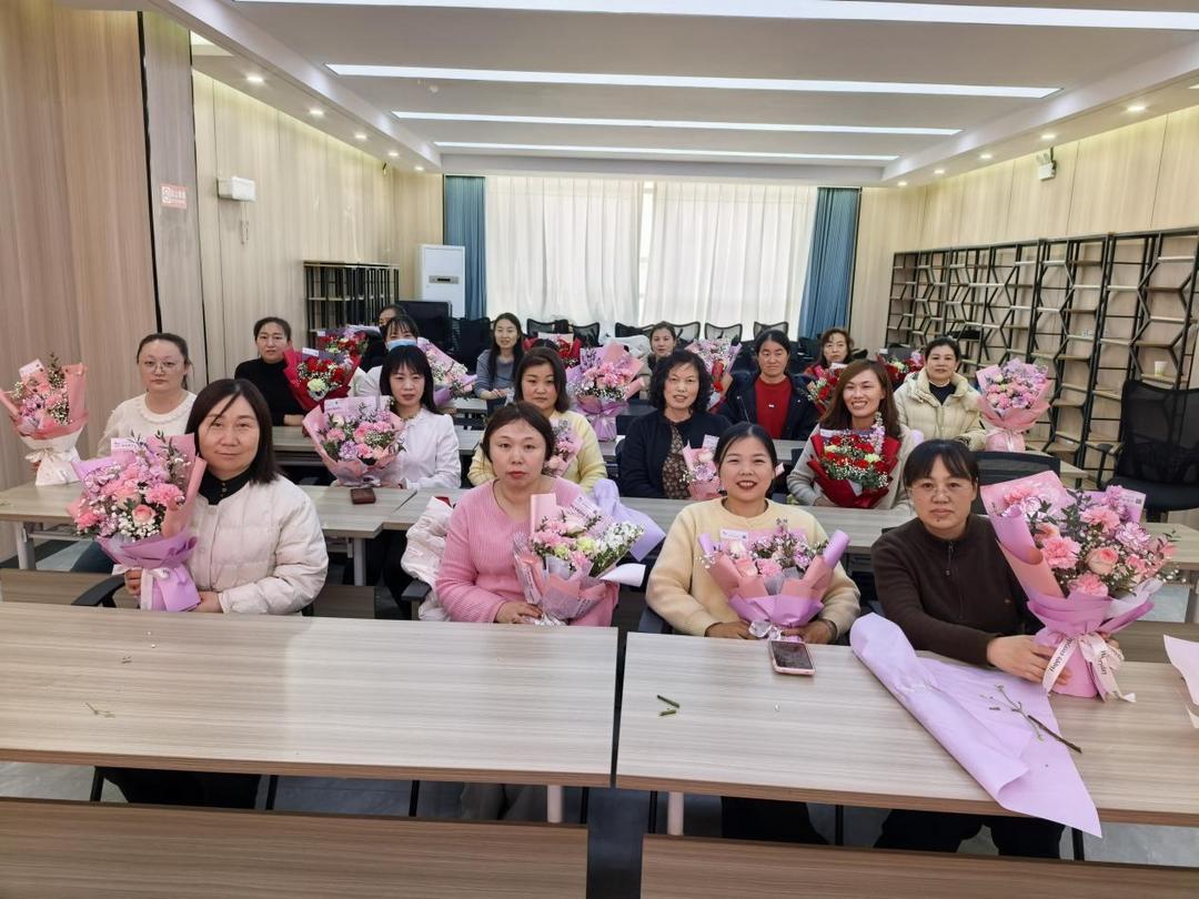 以花为媒·赋能巾帼——驼峰路街道长虹路社区开展三八妇女节花艺培训活动