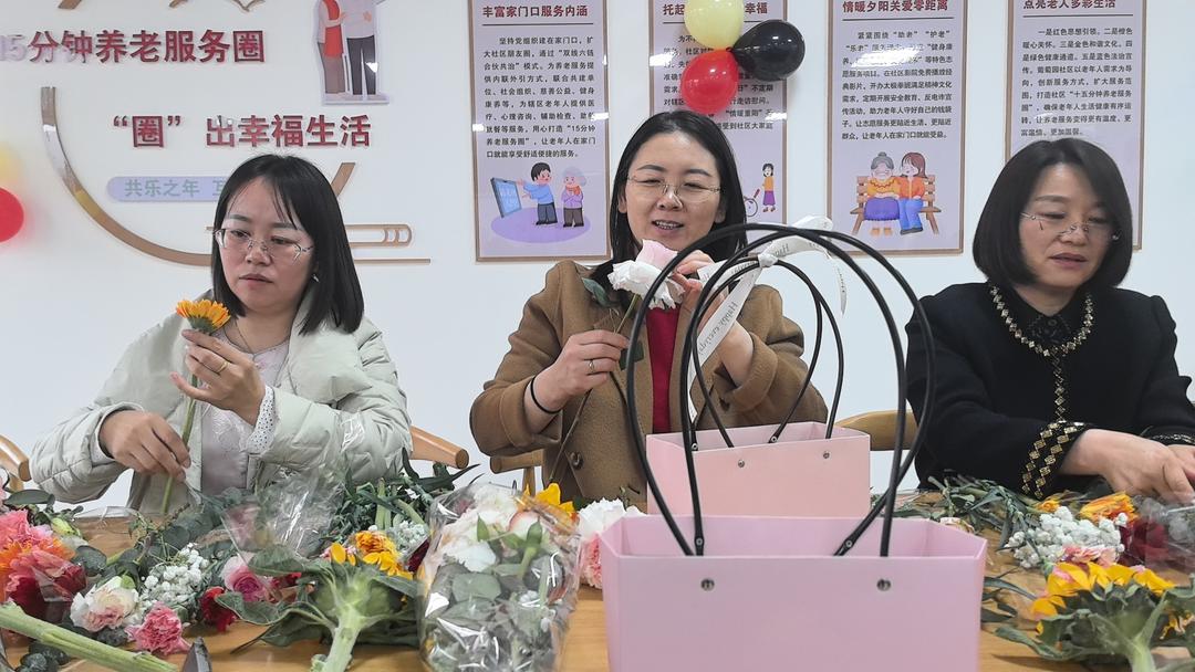 崇文路街道葡萄园社区开展“‘葡’写芬芳，‘蔬’你最美”三八妇女节主题活动