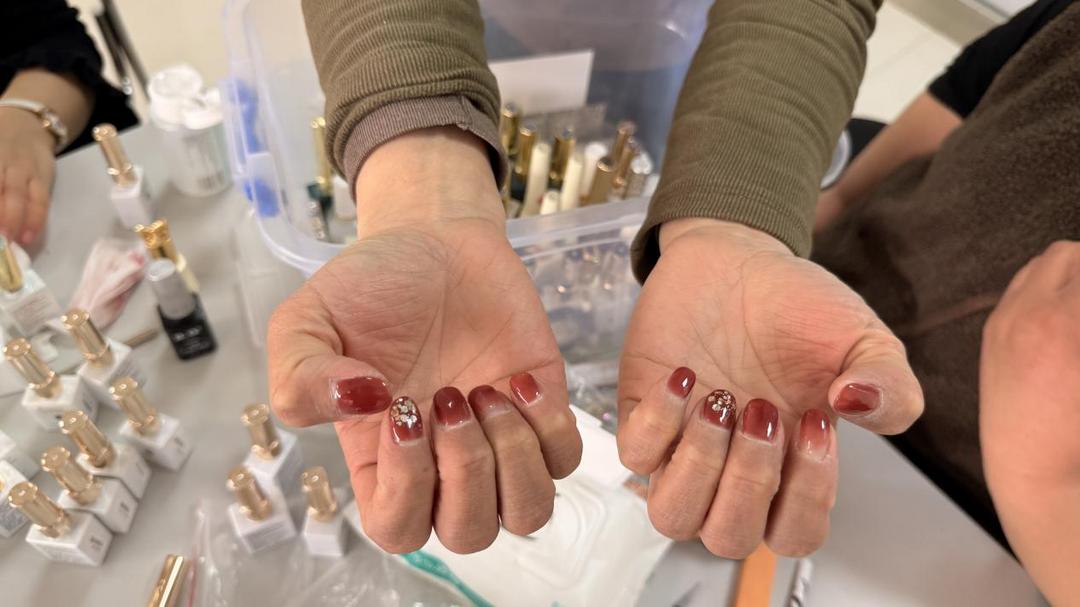 花开三月天 最美半边天——二里半社区开展“三八”妇女节美甲活动