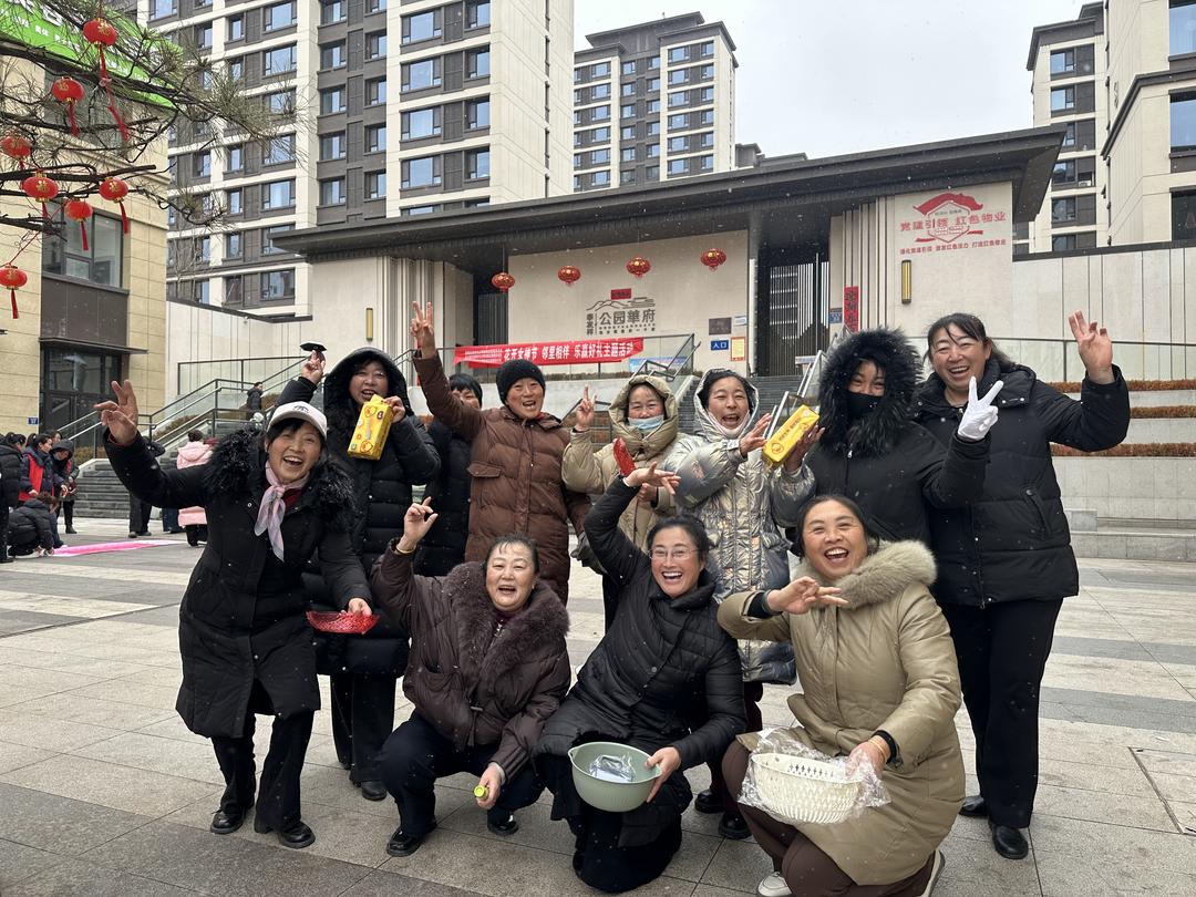 活动结束，居民姐妹拿着礼品开心合影