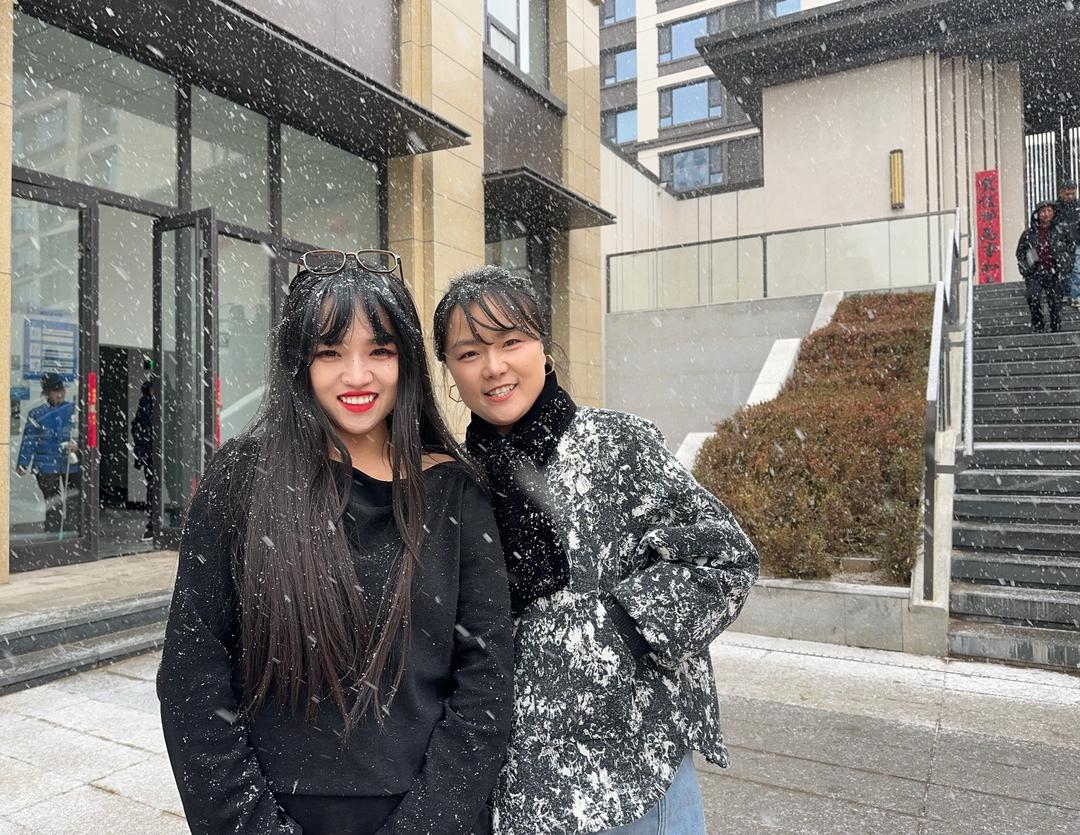 活动结束，年轻居民在大雪中定格唯美瞬间