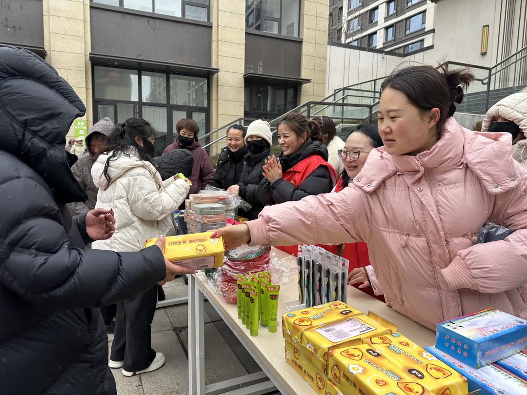 居民在礼品领取处有序领取活动福利