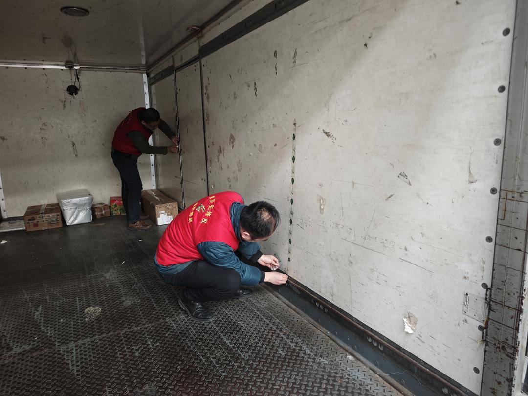 打扫转运车厢卫生