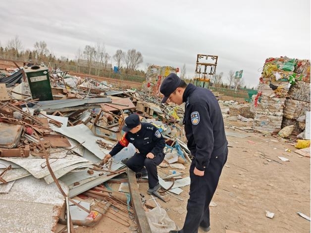 民警对辖区废品收购站进行专项检查